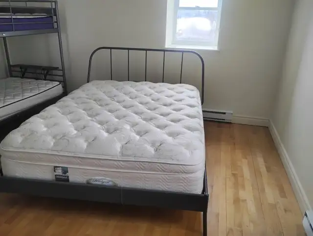 Lits à vendre (d'une auberge jeunesse)