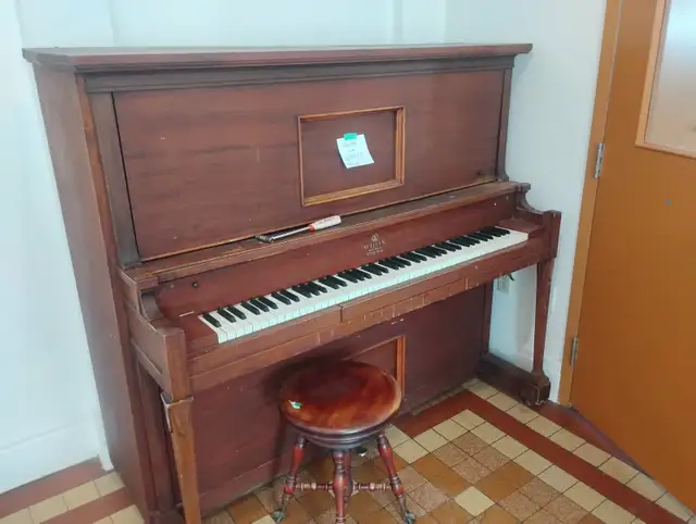 Armoires, tables basse et piano à vendre