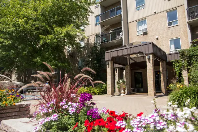 4 1/2 Charlesbourg - Piscine - jardins- libre ou juillet