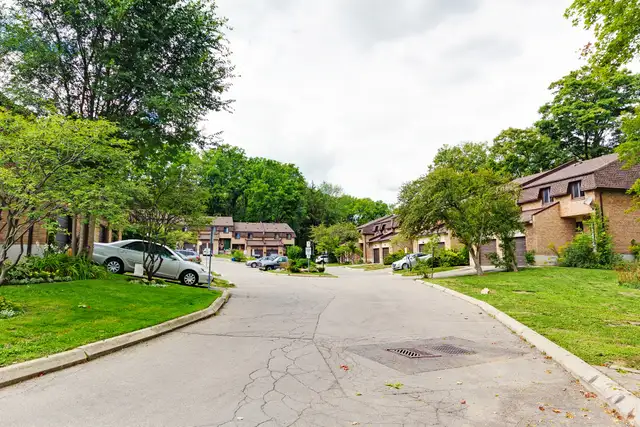 LARGE, RENOVATED 3 BEDROOM TOWNHOME IN DUNDAS! - Photo 2