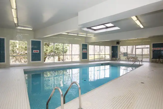 LARGE, RENOVATED 3 BEDROOM TOWNHOME IN DUNDAS! - Photo 3