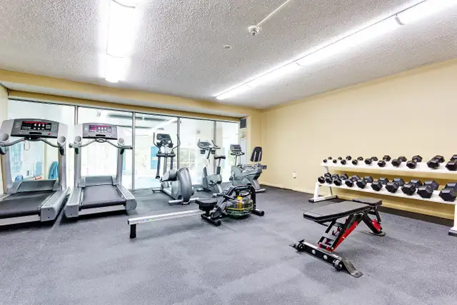 LARGE, RENOVATED 3 BEDROOM TOWNHOME IN DUNDAS! - Photo 5