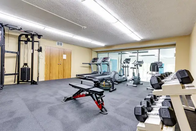 LARGE, RENOVATED 3 BEDROOM TOWNHOME IN DUNDAS! - Photo 6