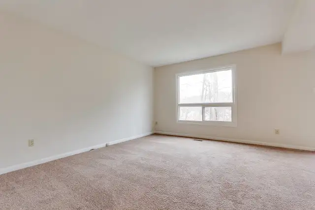 LARGE, RENOVATED 3 BEDROOM TOWNHOME IN DUNDAS! - Photo 7