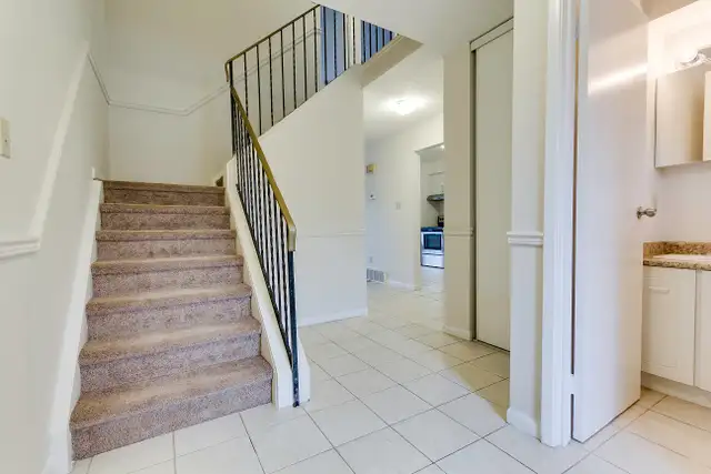 LARGE, RENOVATED 3 BEDROOM TOWNHOME IN DUNDAS! - Photo 8
