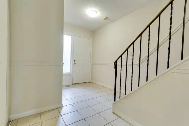LARGE, RENOVATED 3 BEDROOM TOWNHOME IN DUNDAS! - Photo 9