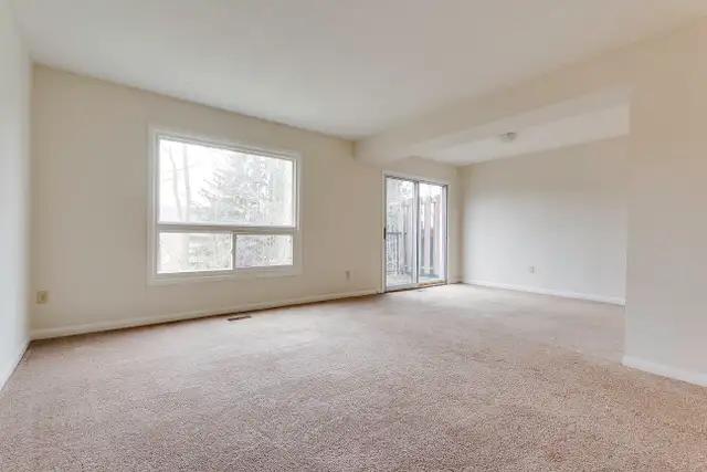 LARGE, RENOVATED 3 BEDROOM TOWNHOME IN DUNDAS! - Photo 10
