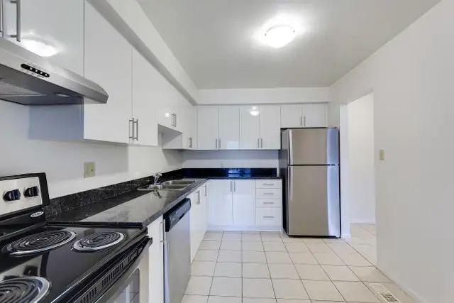 LARGE, RENOVATED 3 BEDROOM TOWNHOME IN DUNDAS! - Photo 13