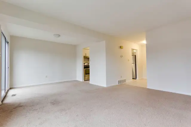 LARGE, RENOVATED 3 BEDROOM TOWNHOME IN DUNDAS! - Photo 14