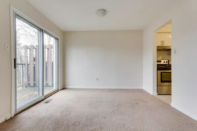 LARGE, RENOVATED 3 BEDROOM TOWNHOME IN DUNDAS! - Photo 15