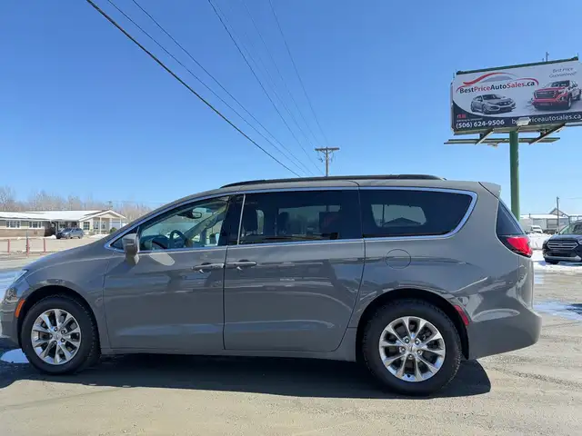 2022 Chrysler Pacifica Touring L AWD CERTIFIED!! CLEAN CARFAX! - Photo 5