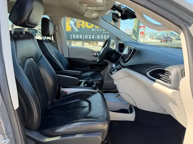 2022 Chrysler Pacifica Touring L AWD CERTIFIED!! CLEAN CARFAX! - Photo 11