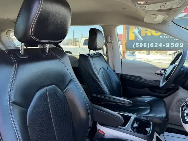2022 Chrysler Pacifica Touring L AWD CERTIFIED!! CLEAN CARFAX! - Photo 12