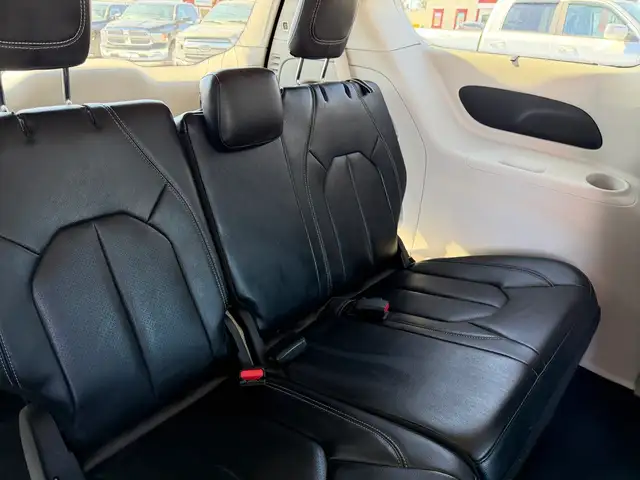 2022 Chrysler Pacifica Touring L AWD CERTIFIED!! CLEAN CARFAX! - Photo 16