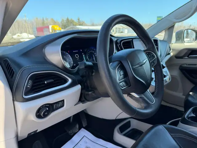 2022 Chrysler Pacifica Touring L AWD CERTIFIED!! CLEAN CARFAX! - Photo 23
