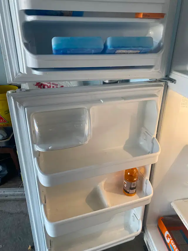 Fridgidaire fridge - Photo 3