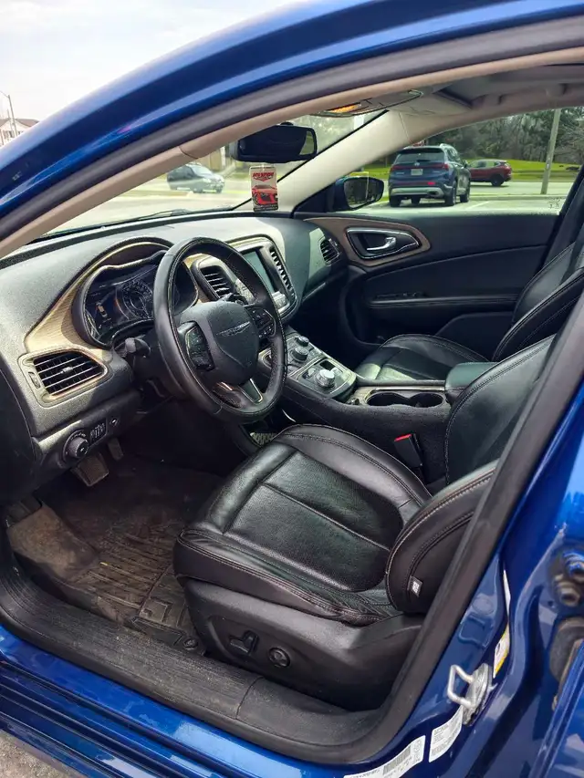 2015 Chrysler 200C - Photo 5