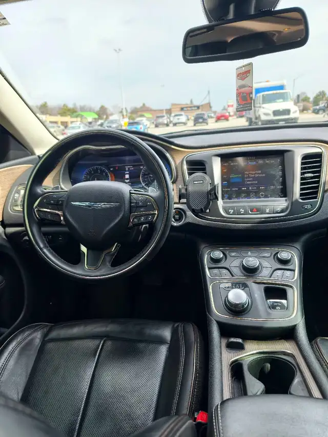 2015 Chrysler 200C - Photo 6