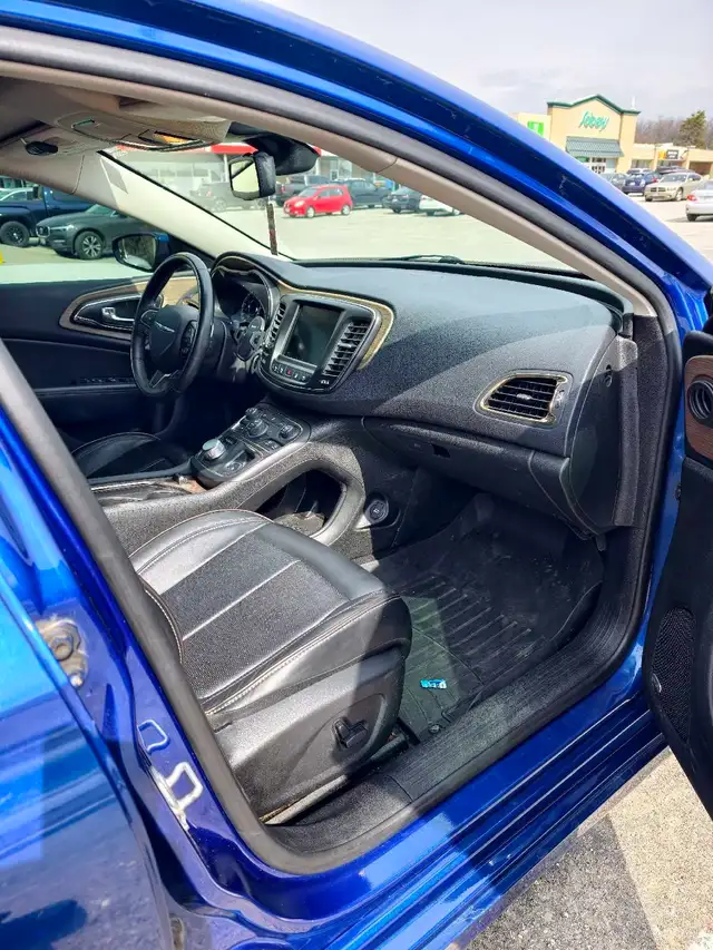 2015 Chrysler 200C - Photo 7