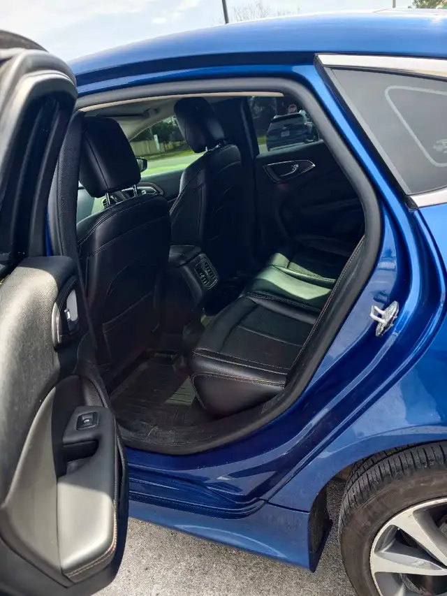 2015 Chrysler 200C - Photo 8