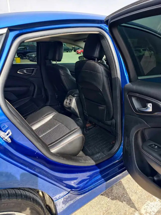 2015 Chrysler 200C - Photo 9