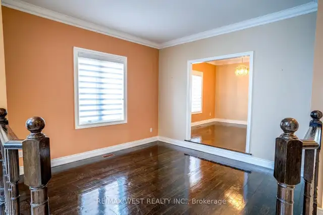 4 Bedrooms Detached Home in Richmond Hill - Photo 2