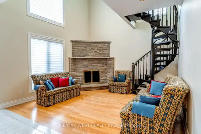 4 Bedrooms Detached Home in Richmond Hill - Photo 3