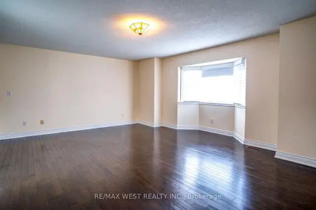 4 Bedrooms Detached Home in Richmond Hill - Photo 6