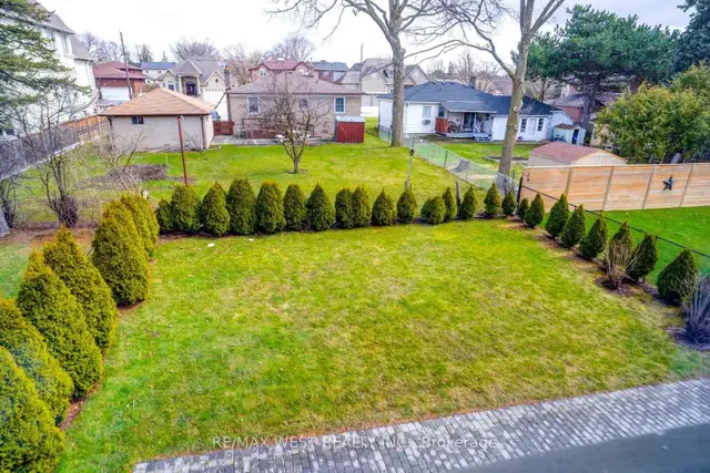 4 Bedrooms Detached Home in Richmond Hill - Photo 9