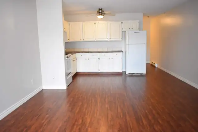 SPACIOUS – RENOVATED – PET FRIENDLY - Photo 3