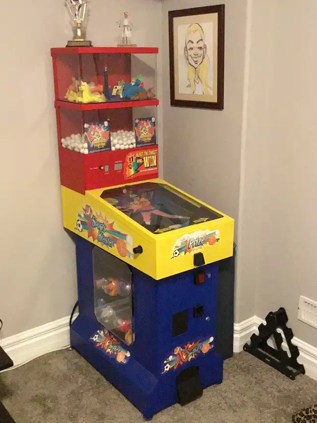 WOWIE ZOWIE SPORTSBLASTE  VENDING MACHINE. 300 or best offer - Photo 3