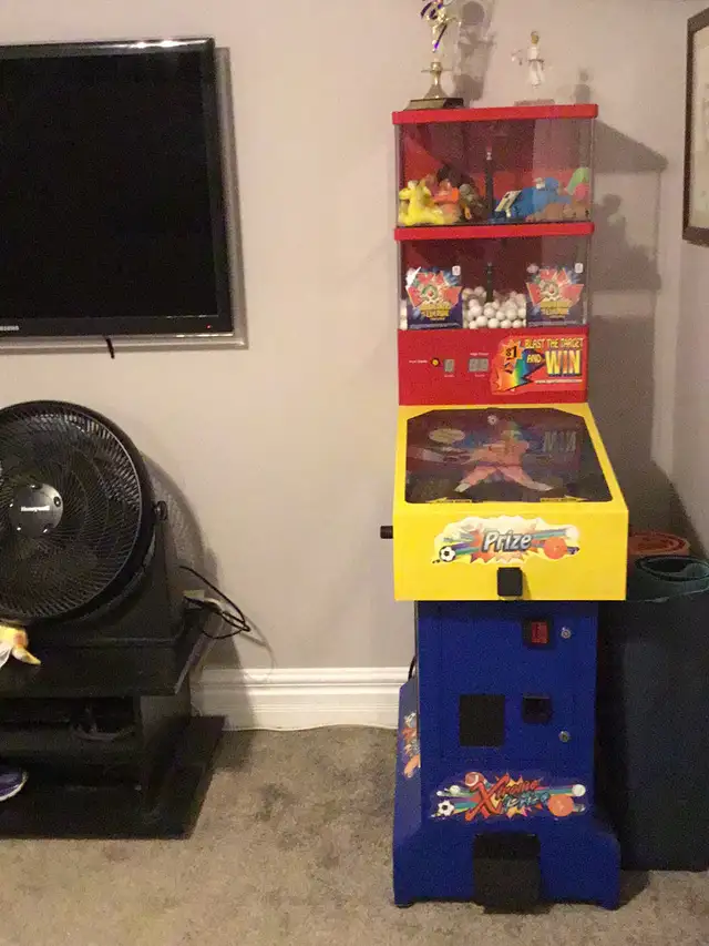 WOWIE ZOWIE SPORTSBLASTE  VENDING MACHINE. 300 or best offer - Photo 4