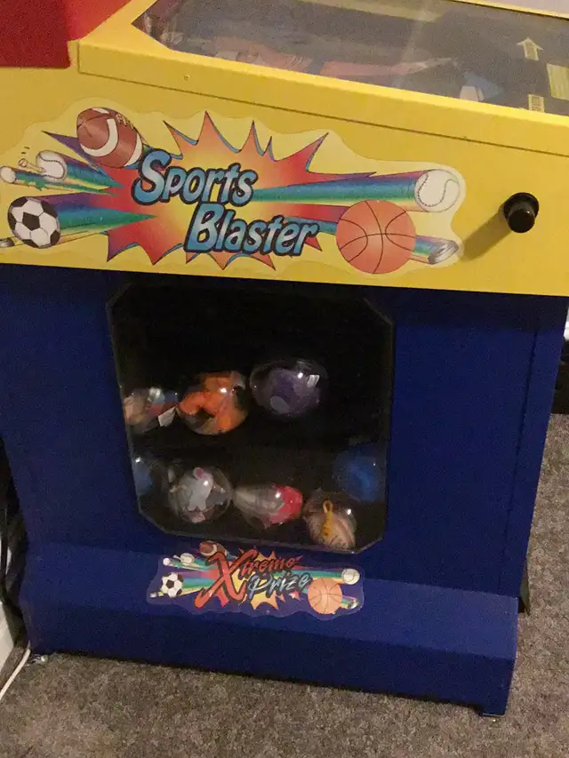 WOWIE ZOWIE SPORTSBLASTE  VENDING MACHINE. 300 or best offer - Photo 5