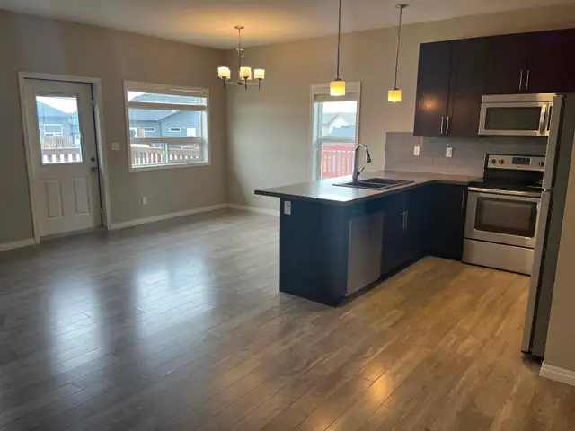 3 bed/2 bath end unit townhouse for rent in Penhold! - Photo 2