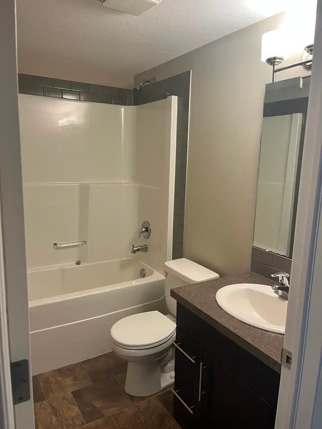 3 bed/2 bath end unit townhouse for rent in Penhold! - Photo 9