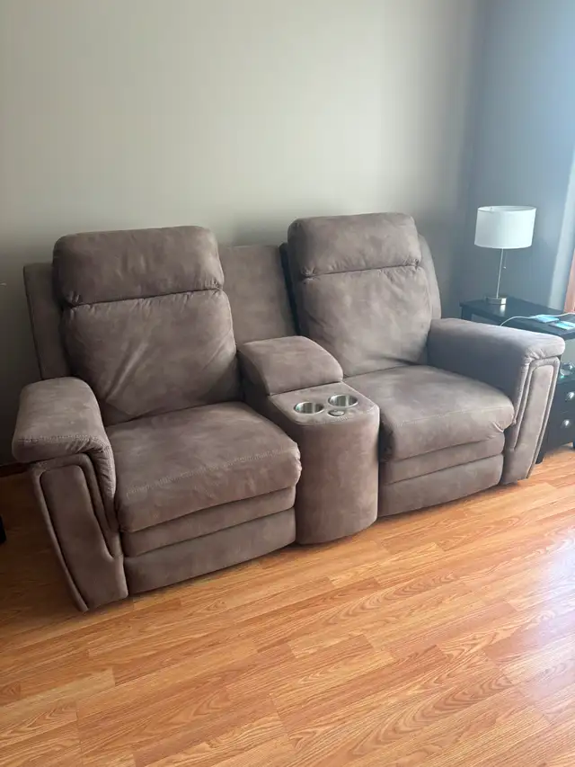 Palliser Loveseat with Console. - Photo 4