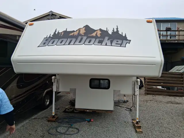 BOONDOCKER TRUCK CAMPER - Photo 2