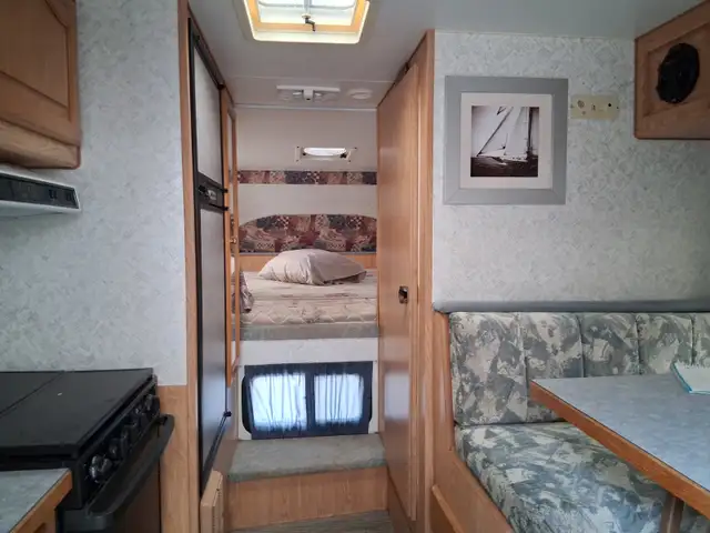 BOONDOCKER TRUCK CAMPER - Photo 3