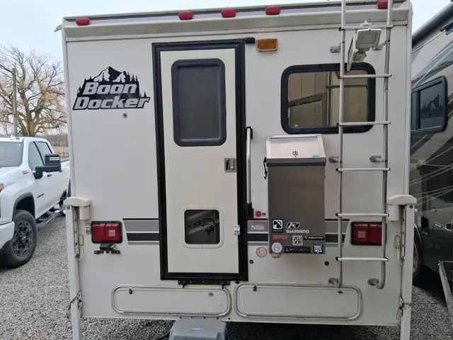 BOONDOCKER TRUCK CAMPER - Photo 6