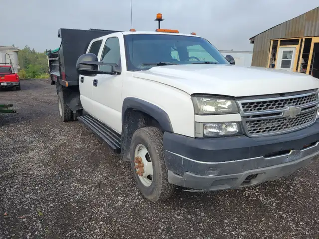 2005 Chevrolet crew cab dump - Photo 2