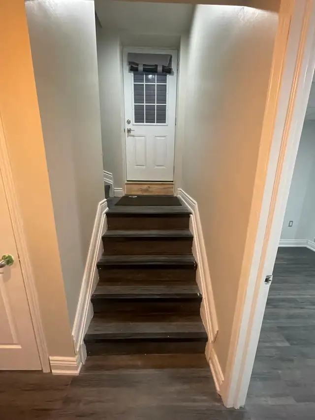 7 minute walk to UOIT/DC, 2 Bed 1 bath basement, all inclusive! - Photo 4