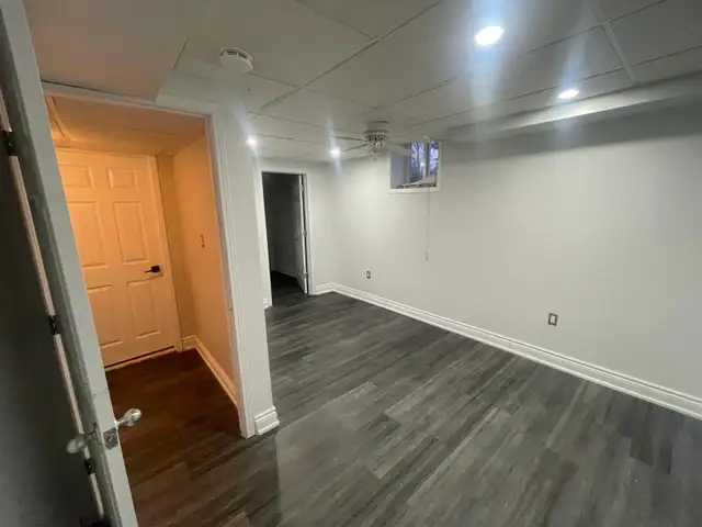 7 minute walk to UOIT/DC, 2 Bed 1 bath basement, all inclusive! - Photo 5