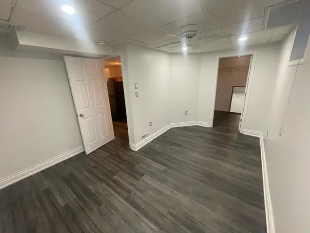 7 minute walk to UOIT/DC, 2 Bed 1 bath basement, all inclusive! - Photo 6