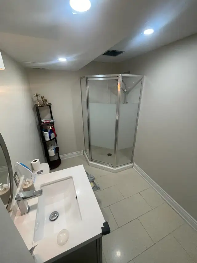 7 minute walk to UOIT/DC, 2 Bed 1 bath basement, all inclusive! - Photo 8