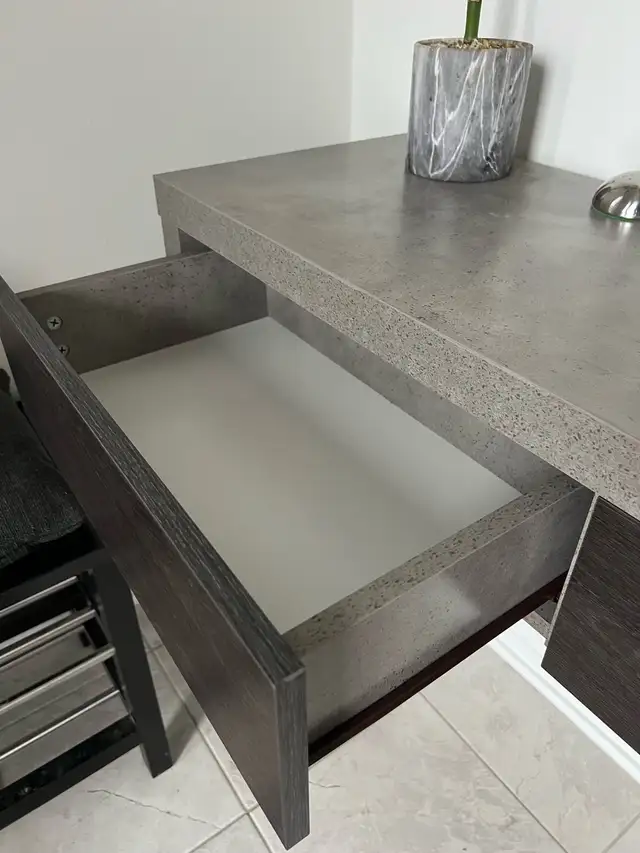 Brand new accent table - Photo 3