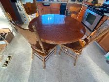 Round oak pedestal kitchen table, leaf, 6 chairs