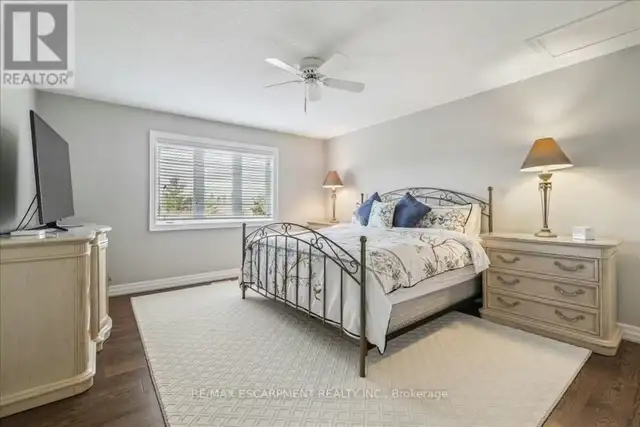 Rooms for rent in quiet house in Oakville (river oaks area) pool - Photo 7