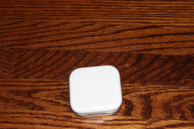 Apple wired Earbuds NEW in Sealed PKG - Photo 2