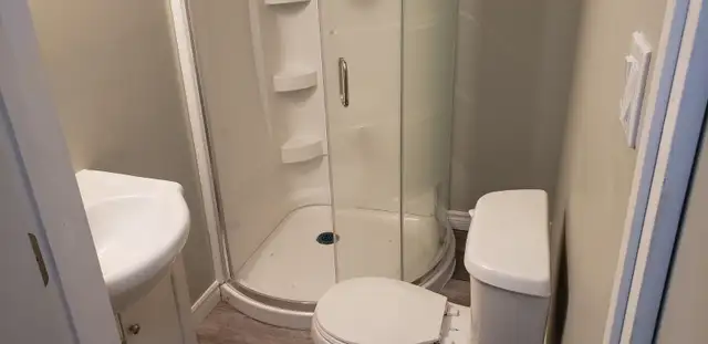 Elegant   one bedroom legal  basement for  rent in Brampton ( Qu - Photo 10