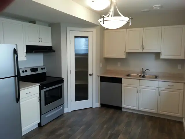 3-Bedroom duplex w/Separate Entrance - Photo 3